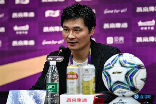 在接受采访时，皇马主帅安切洛蒂谈到了续约一事，他表示，很高兴在这家俱乐部继续梦想。